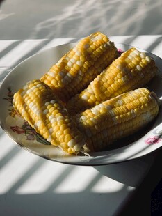 盘中香甜玉米