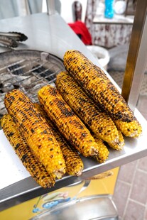 烤架上的美味烤玉米