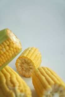 新鲜玉米段特写