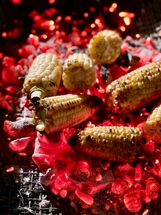 烤玉米配红色装饰超诱人
