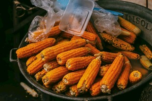 锅中煮着的美味烤玉米