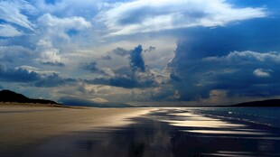 海边壮丽天空与沙滩景致