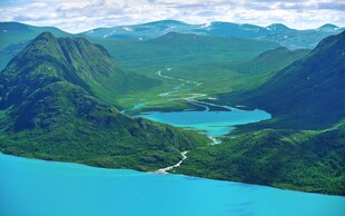 高山环绕的澄澈蓝湖美景