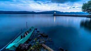 宁静湖面小船静泊美景