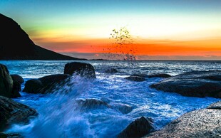 海边日落海浪拍击礁石