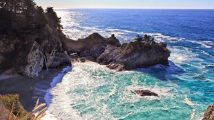 海岸风光海浪拍击岩石