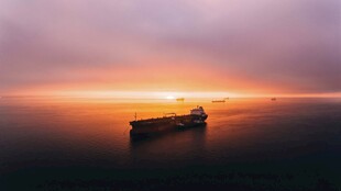 海上孤舟迎日出