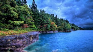 湖畔山林美景