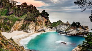 海岸美景蓝水与山峦相依