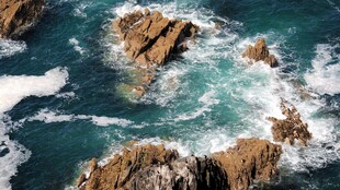 海浪拍击嶙峋礁石