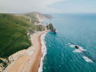 海岸美景碧海青山与沙滩