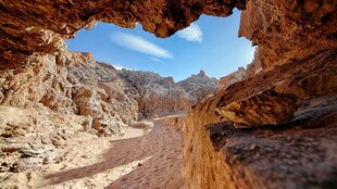 峡谷洞穴间的壮丽风光
