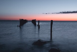海边黄昏下的残旧木桩