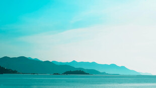 碧海蓝天远山风景图