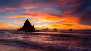 海边壮丽日落与独特山峰