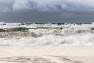 海浪翻涌的壮阔海滨景象