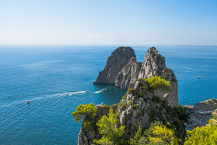 海上奇峰壮美自然景观