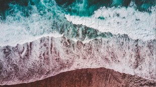 海浪翻涌的壮丽自然景观
