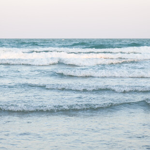 海浪翻涌的美丽海滨景象