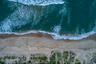 俯瞰海浪拍打沙滩美景