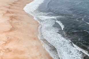 海边沙滩与翻涌海浪