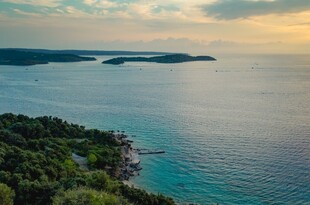 海岸风光海天绿意相映