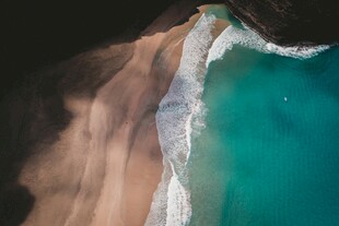 俯瞰蔚蓝海岸与沙滩