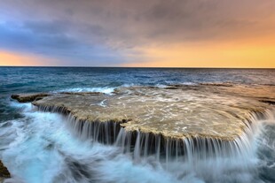 海边日落时的壮丽海浪景观