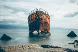 海上锈迹斑斑的废弃船只
