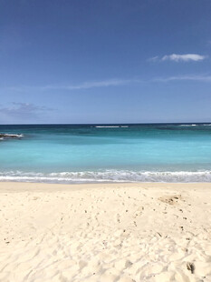美丽沙滩与碧蓝海水景观