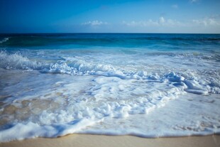 海浪轻拍沙滩的美丽景致