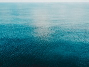 宁静蓝海洋面景象