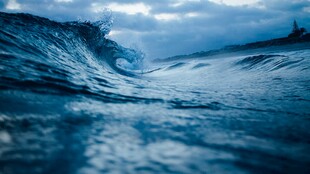 海浪翻涌的壮阔瞬间
