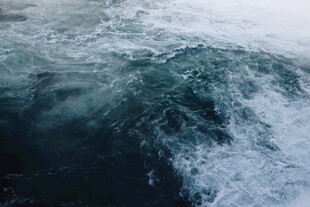 汹涌海浪展现海洋磅礴力量