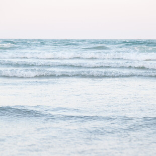 海浪轻涌的静谧海面