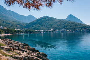 湖畔青山美景