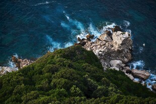 俯瞰山海间的葱郁与蔚蓝
