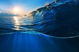 海上日出下的壮阔海浪