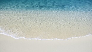 海边沙滩清澈海浪轻拍