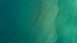 俯瞰碧绿海面与波浪