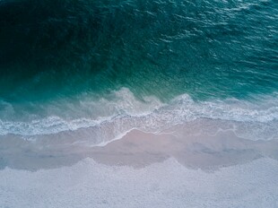 俯瞰蔚蓝海岸的轻柔海浪