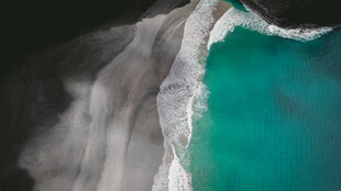 俯瞰碧蓝海岸与白色浪花