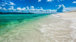 美丽海滨沙滩与澄澈海水