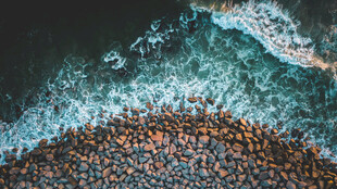 海浪拍打下的沙滩石子