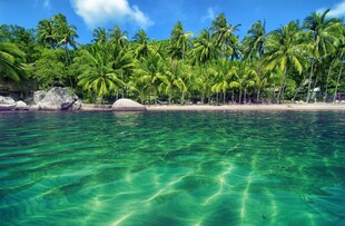 热带海岛清澈碧蓝海水