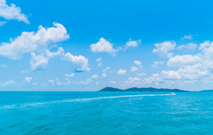 碧海蓝天中的海上小岛