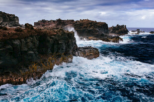 海浪拍击嶙峋礁石