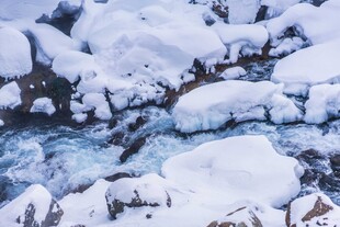冰雪覆盖的山间溪流