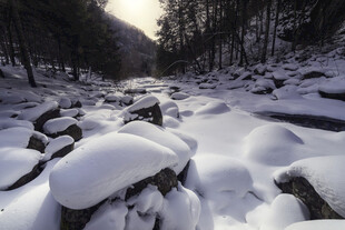冬日雪覆溪流山林美景