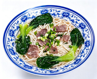 清汤牛肉拉面青花瓷碗装牛肉青菜